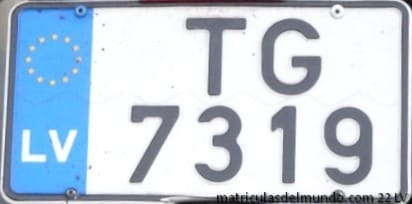 Matrícula de motocicleta de Letonia con cuatro numeros y dos letras