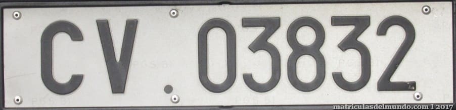 Matrícula de coche de la Ciudad del Vaticano con letras CV en negro