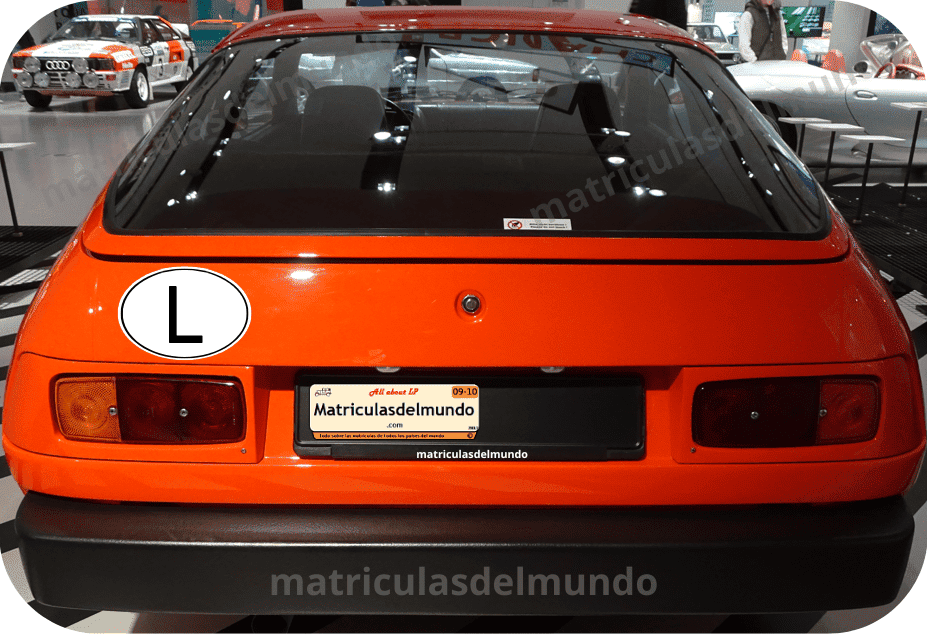 Porsche color rojo con código L de Luxemburgo