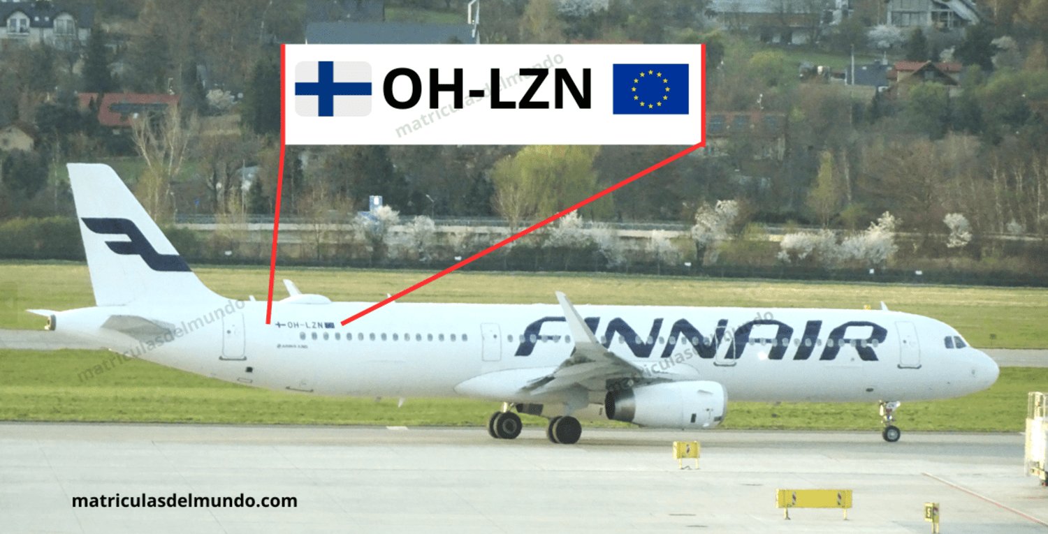 Avión de empresa Finnair blanco esperando a despegar con matrícula de Finlandia en detalle