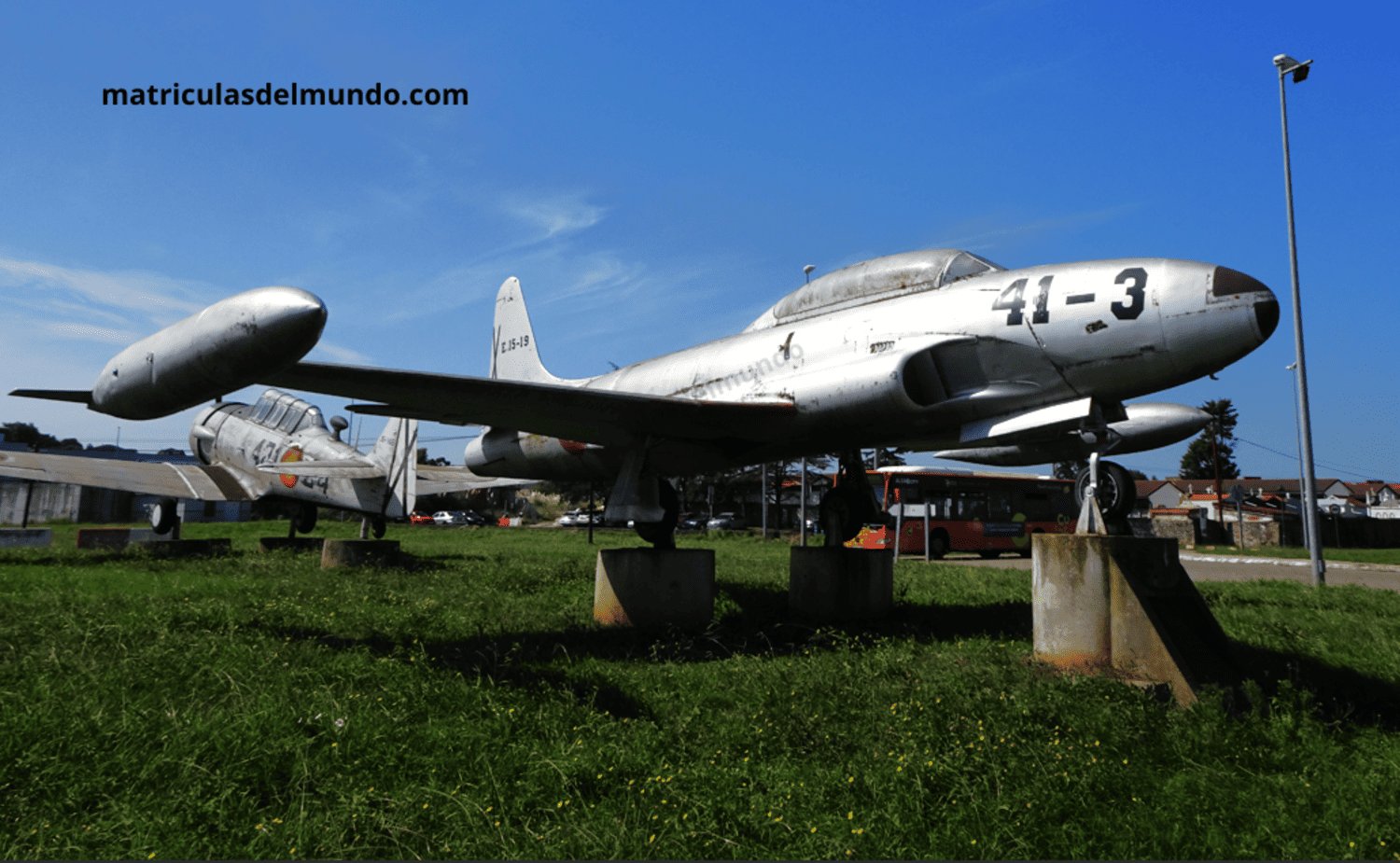 Ejemplo de avión antiguo de exposición color gris en una rotonda apuntando hacia la derecha en un aeropuerto