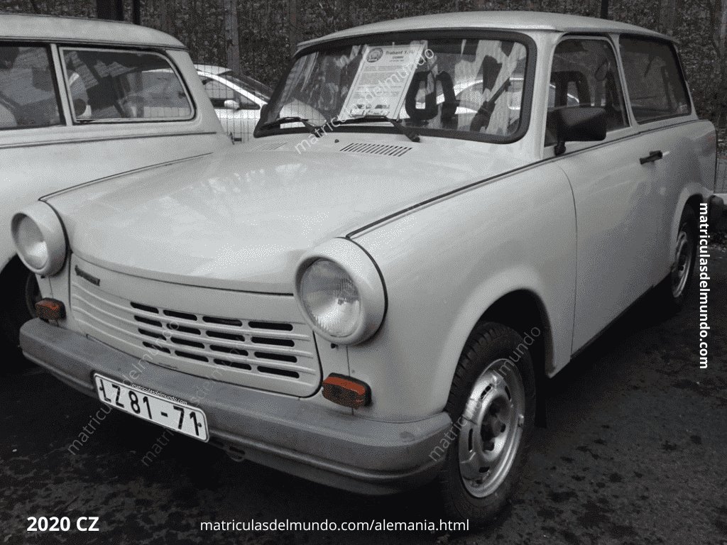 Antiguo Trabant con matrícula de coche de República Democrática Alemana DDR