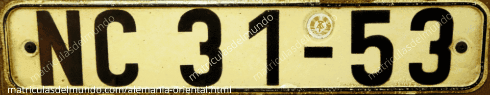 Antigua matrícula de coche de Alemania Oriental con escudo