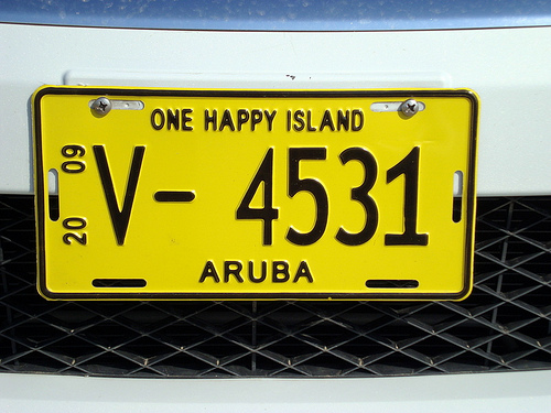 matrícula con fondo amarillo one happy island aruba