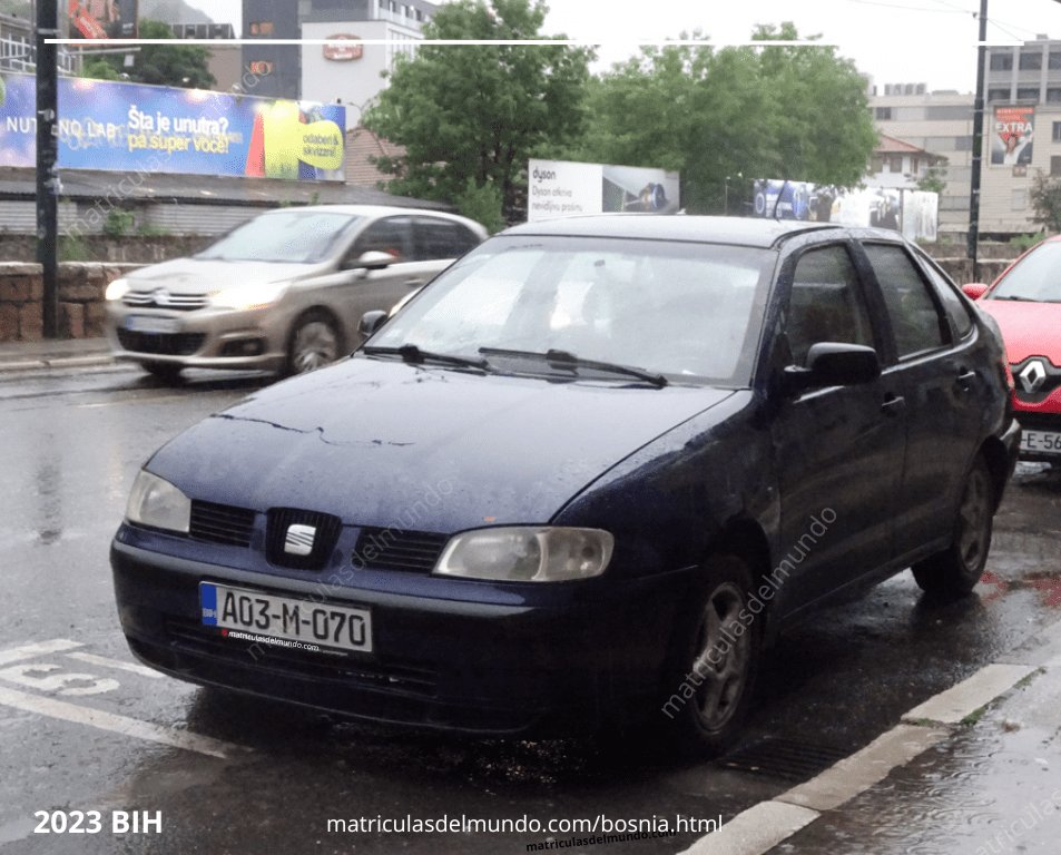 Seat Córdoba de color azul en una calle de Bosnia y Hercegovina en Sarajevo