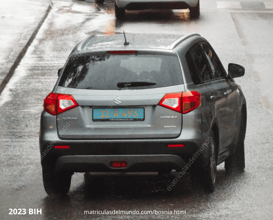 Suzuki Vitara de color gris en una calle de Bosnia y Hercegovina en Sarajevo con matrícula azul