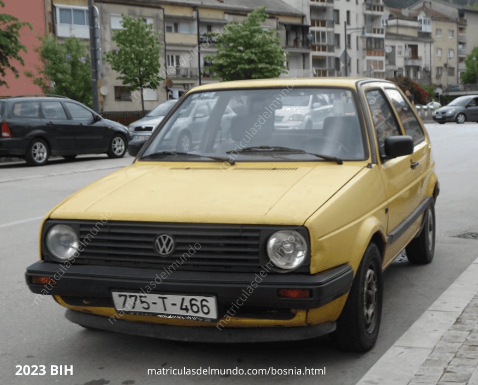 Volkwagen Golf TAS segunda generación de color amarillo en una calle de Bosnia y Hercegovina en Sarajevo