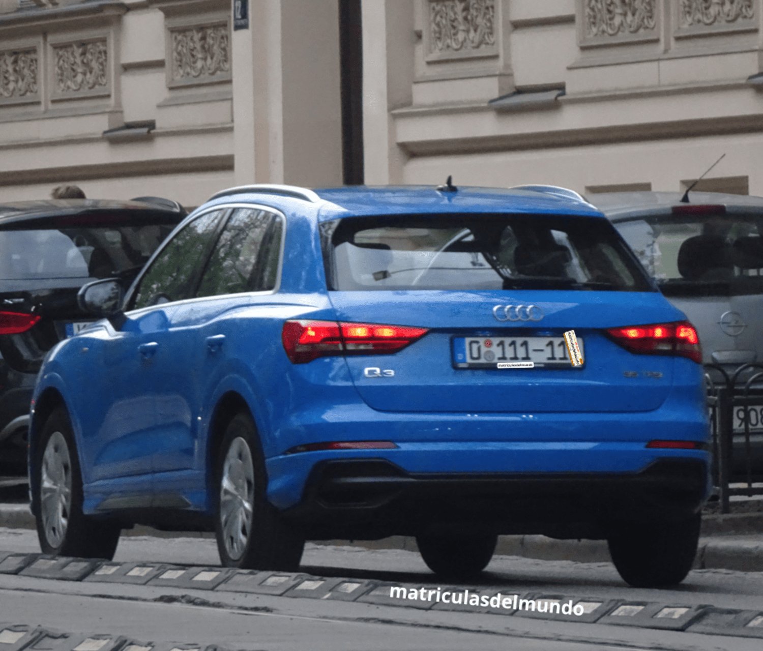 Audi Q3 azul con placa de matrícula del cuerpo diplomático de Alemania