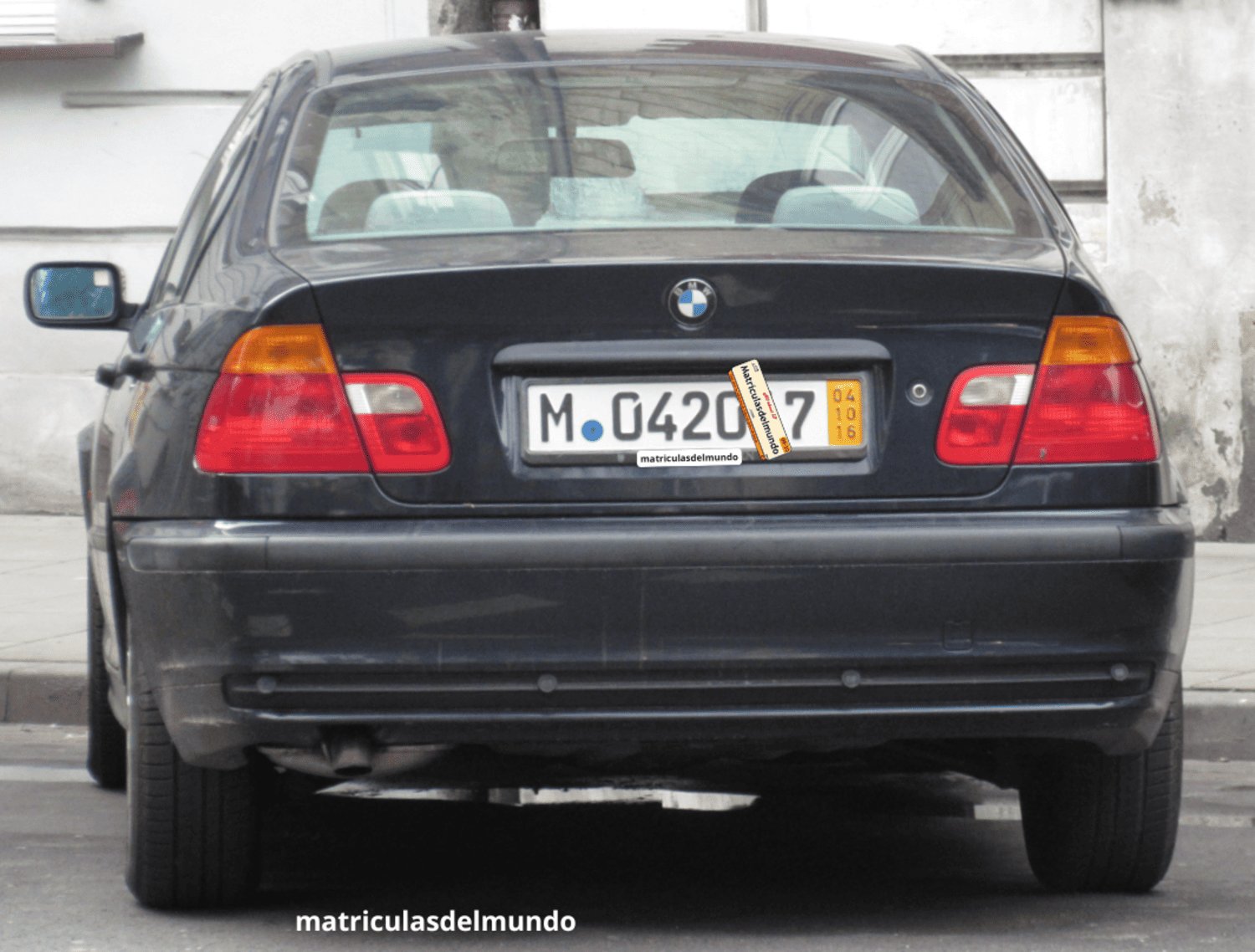 BMW Serie 3 negro alemán con placa de matrícula provisional alemana con franja amarilla