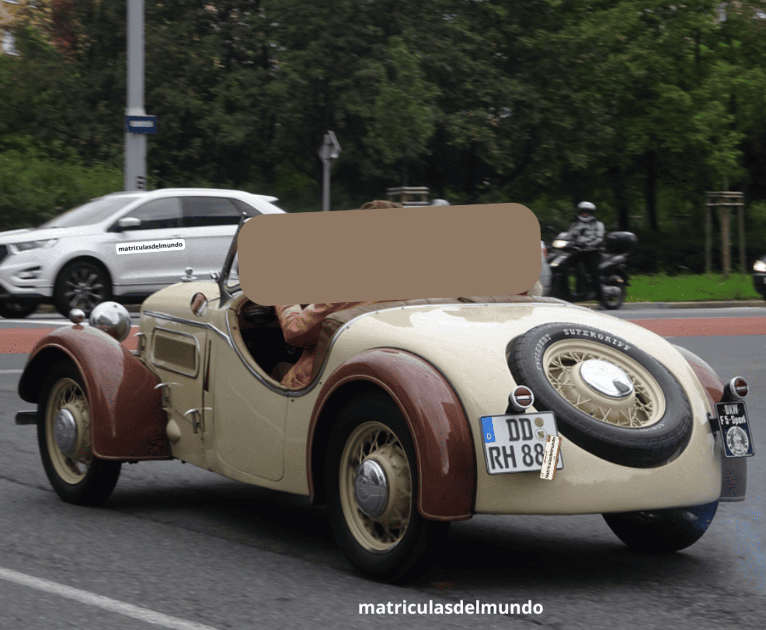 vehículo histórico DKW F5 con matrícula de veterano de Alemania circulando por una vía pública en la República Checa