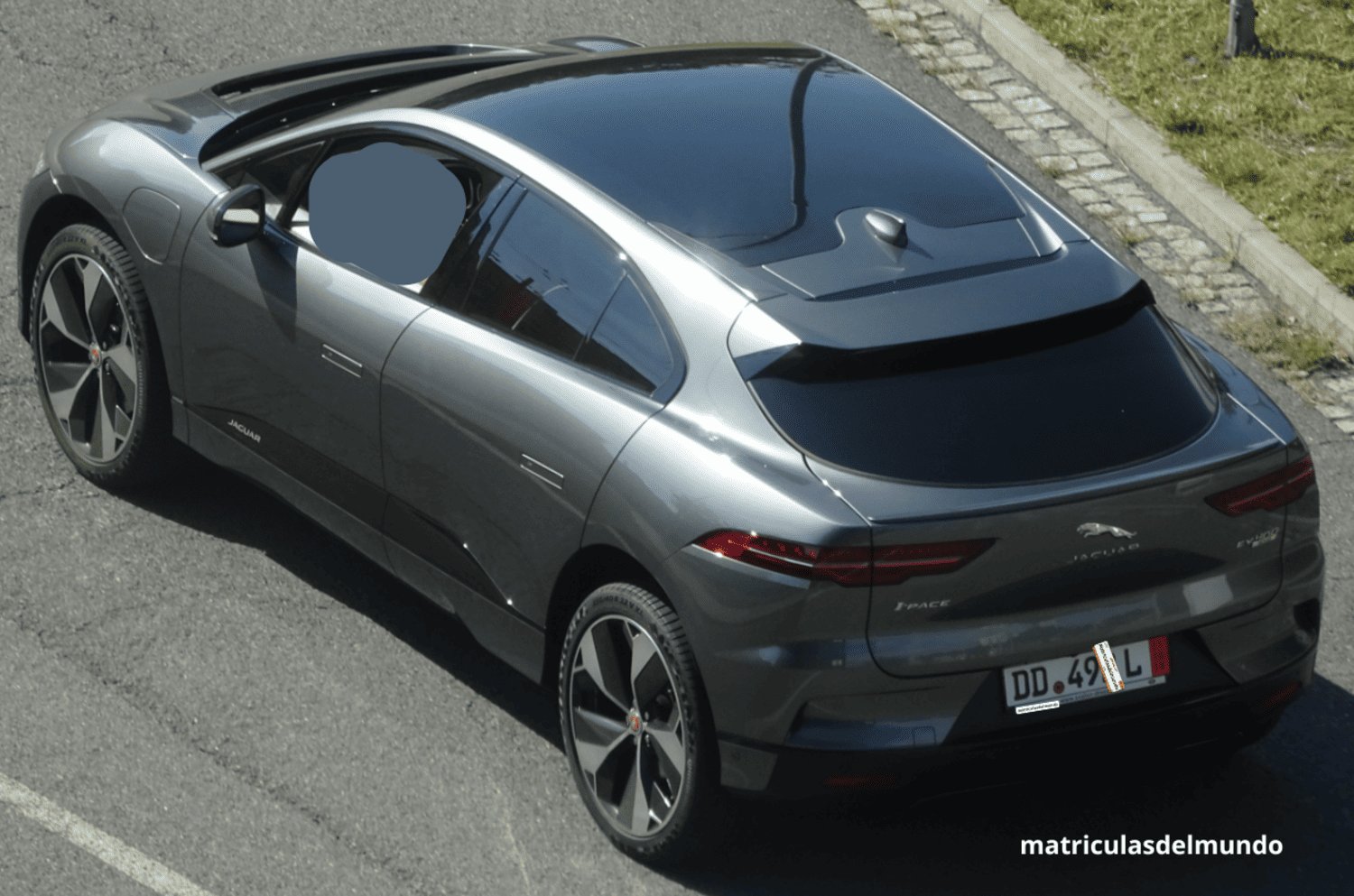 Coche eléctrico de Jaguar I-Pace gris fotografiado desde lo alto con matrícula de exportación de color rojo de Alemania