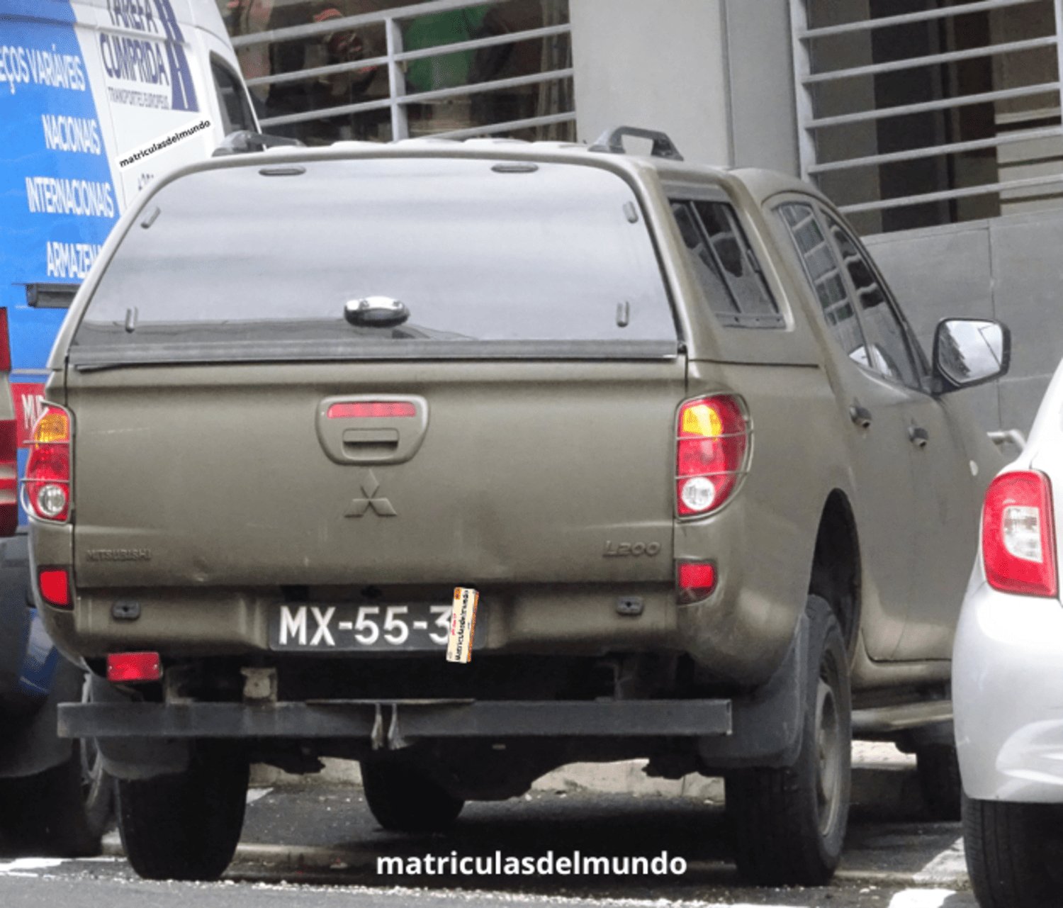 Mitsubishi L200 verde oscuro dando servicio militar en Portugal y matrícula negra aparcado en Lisboa