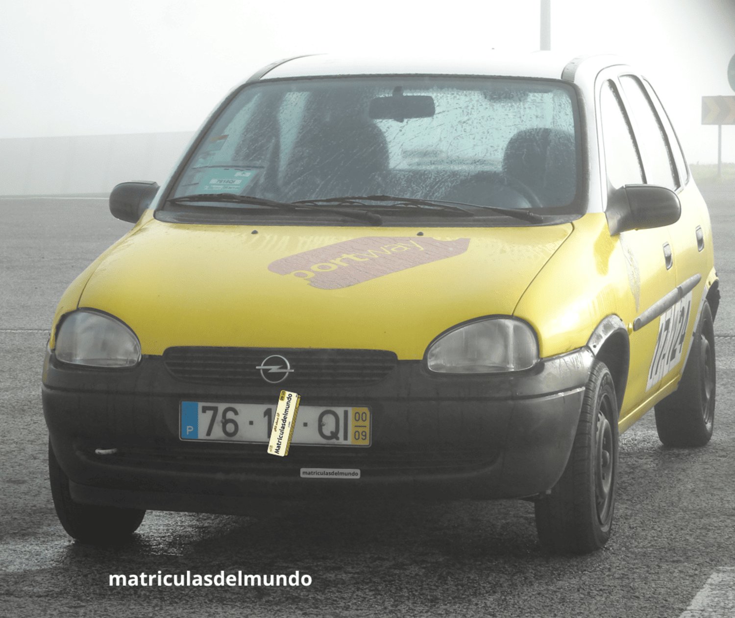 Antiguo Opel Corsa amarillo en el aeropuerto de Lisboa con matrícula portuguesa 7610QI en una mañana de niebla y con agua en los cristales