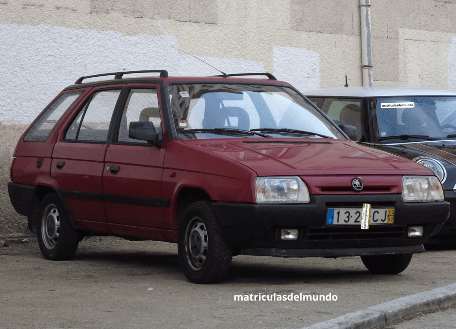 Škoda Forman color rojo en buen estado de conservación con matrícula ordinaria antigua con franja amarilla mostrando la fecha de primera matriculación