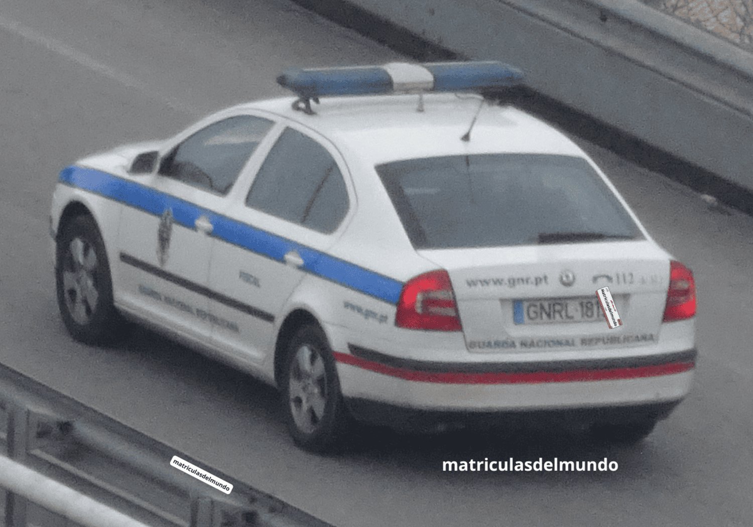 Skoda Octavia blanco de la Garda Nacional Republicana portuguesa con matrícula especial y con letras GNR circulando por una autopista