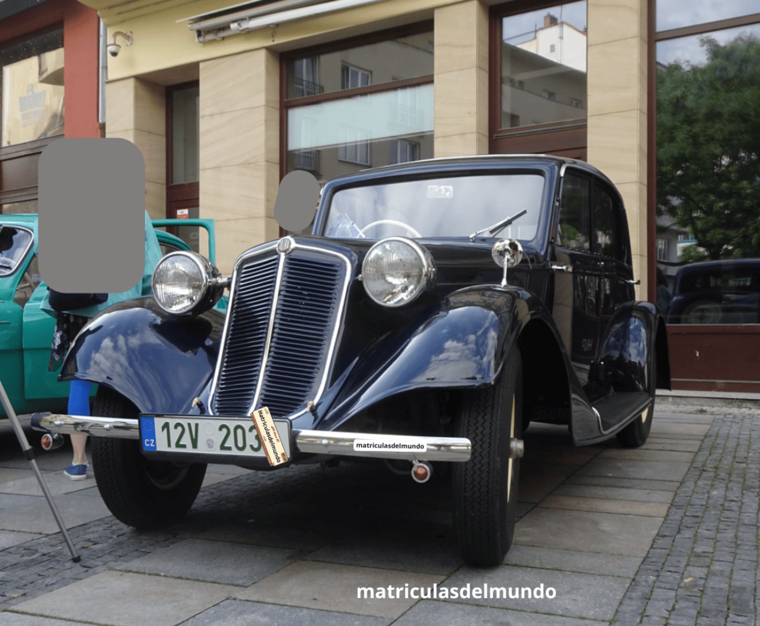 Tatra 75 azul oscuro histórico con placa de matrícula de vehículo clásico de Moravio-Silesia aparcado en un evento de coches
