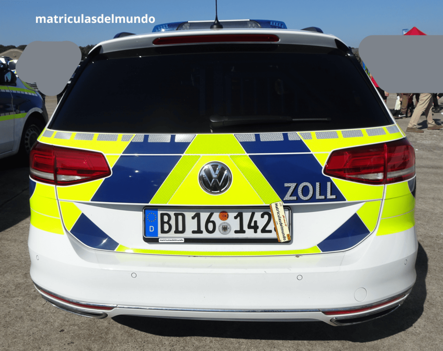 Volkswagen Passat ranchera de octava generación B8 con sirenas de policía y del gobierno federal de Alemania y pegatina de ZOLL