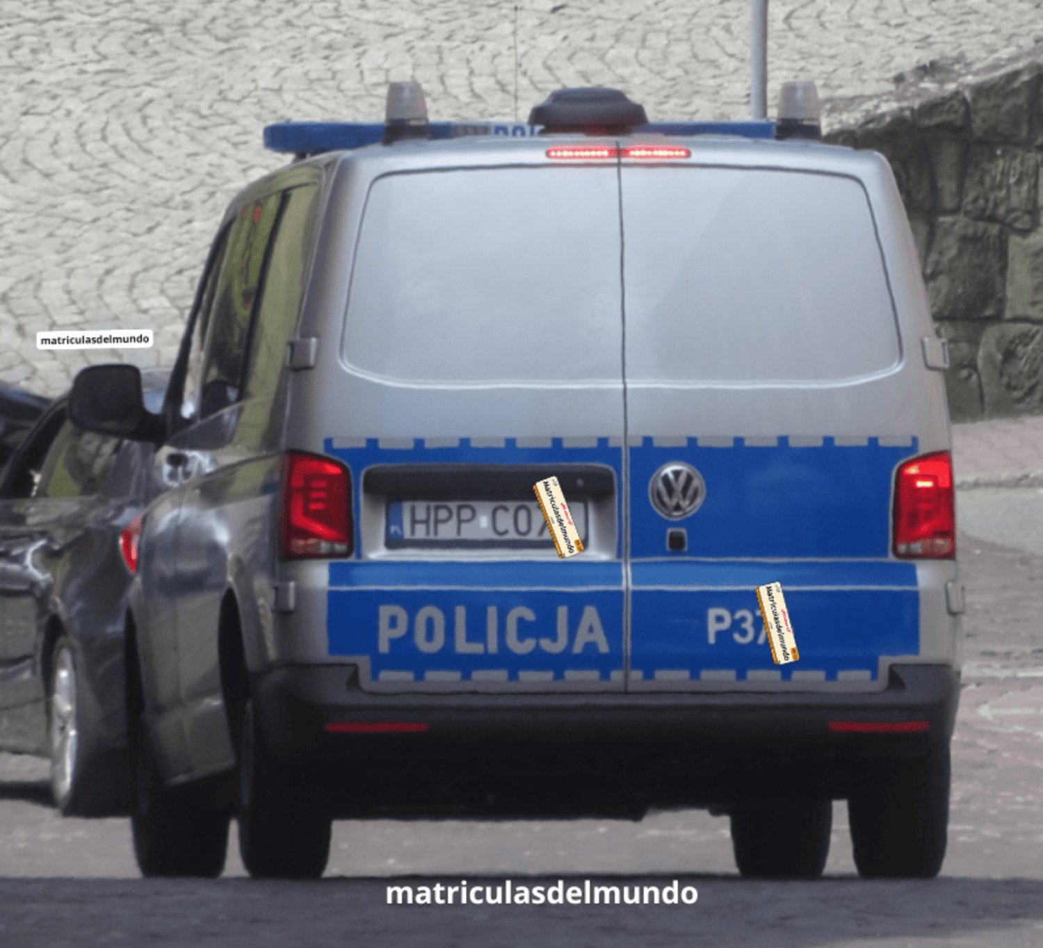 Furgoneta Volkswagen Transporter T6 de sexta generación de la policía de Polonia con sirenas azules y letras HPP en una calle histórica y adoquines en el suelo
