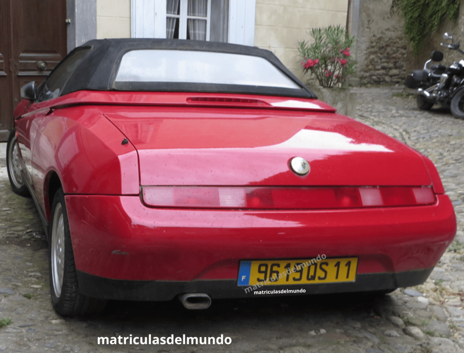 Ejemplo de coche francés con matrícula antigua