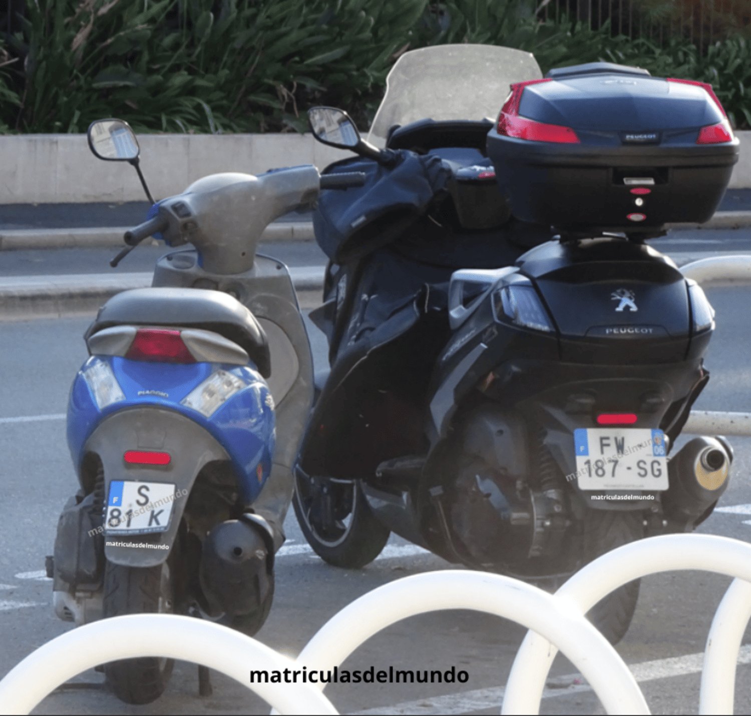 Ejemplo de matrículas de moto y de ciclomotor antigua en foto