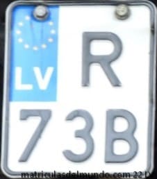 Matrícula de ciclomotor de Letonia con 1 letra y tres numeros negros