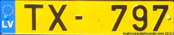 Matrícula de coche antigua de Letonia para taxi con fondo amarillo y letras TX