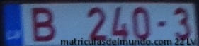 Matrícula de coche de concesionario de Letonia con letras rojas