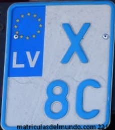 Matrículas de ciclomotor eléctrico de Letonia con tres caracteres azules