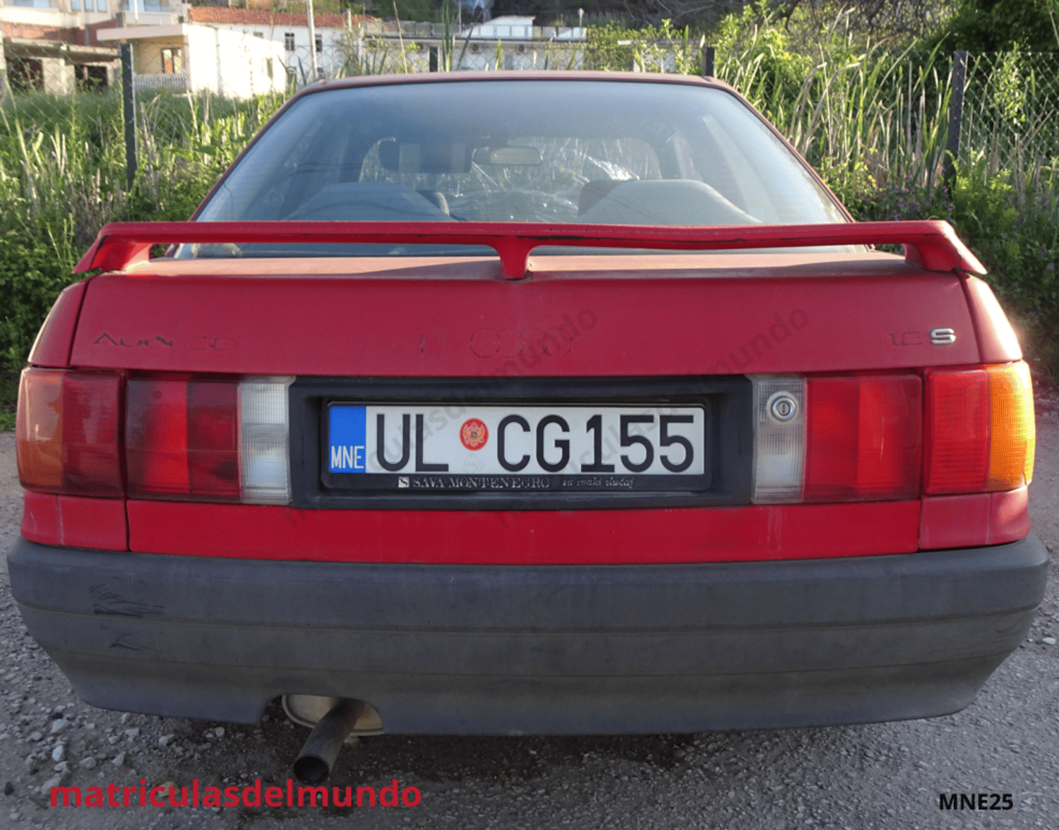 Audi rojo de lujo con matrícula oficial de Montenegro con letras CG