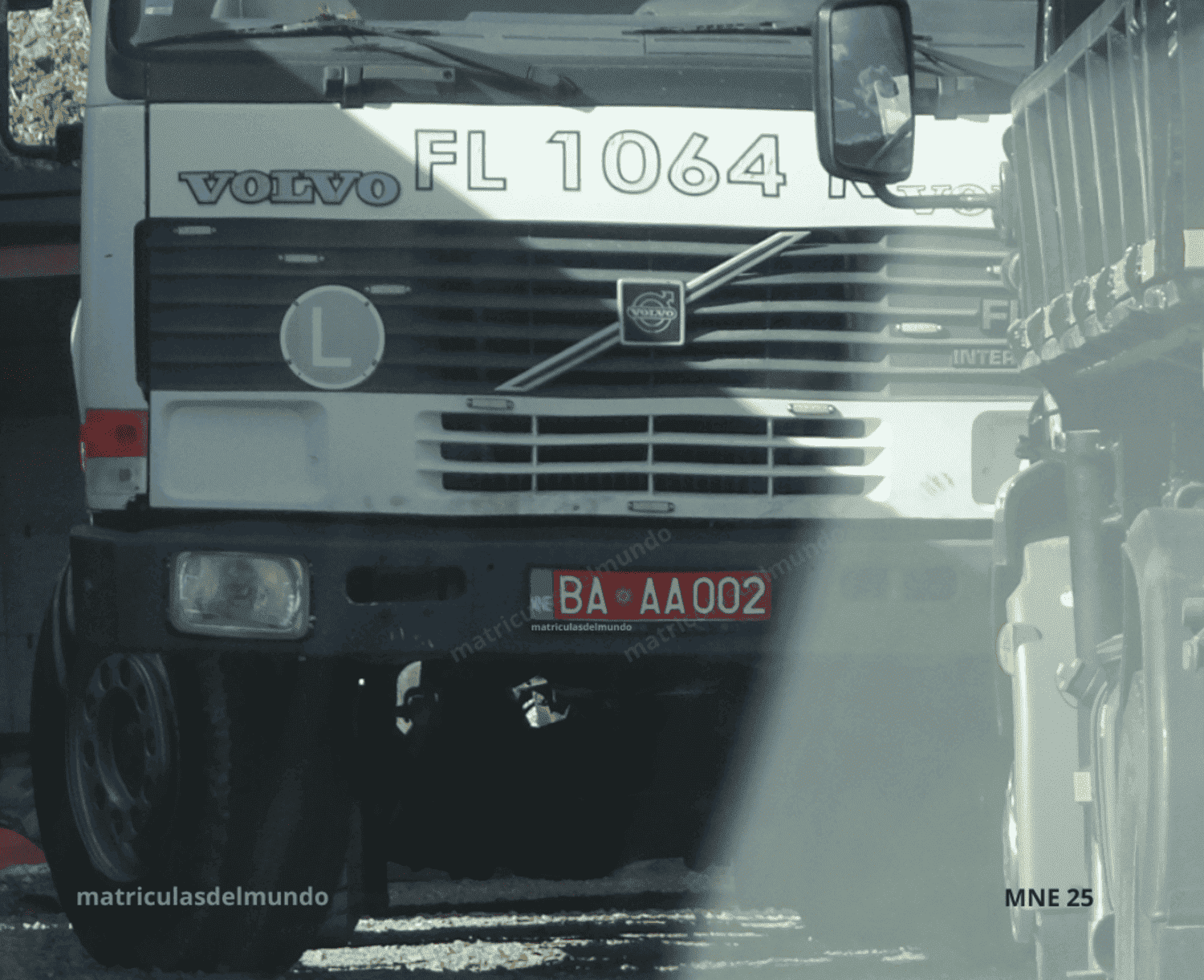 Camión Volvo con matrícula especial roja de Montenegro