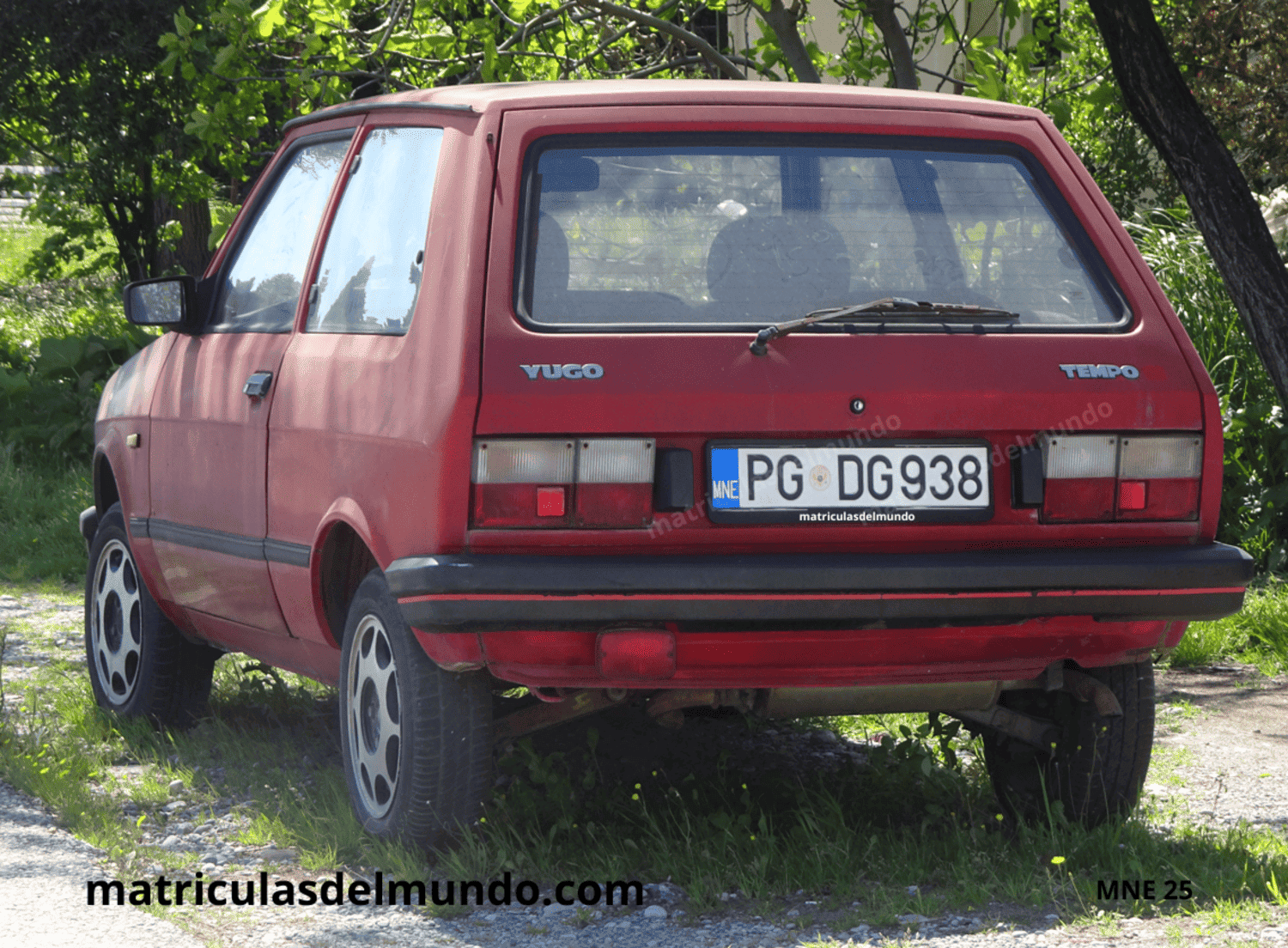 Yugo Tempo con matrícula de Montenegro de Podgorica