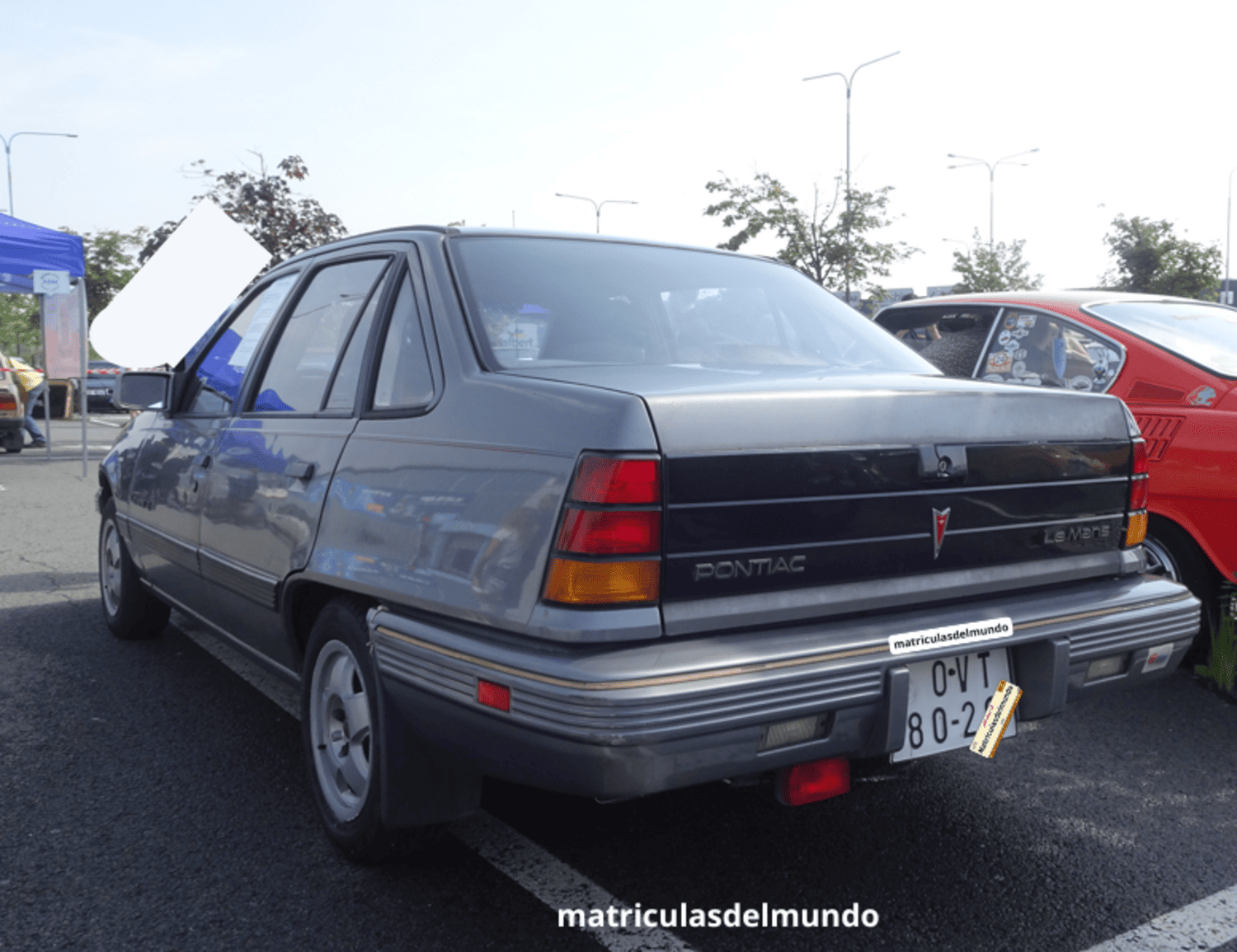 Pontiac Le Mans basado en el Opel Kadett con antigua matrícula checa ordinaria de Ostrava cuadrada