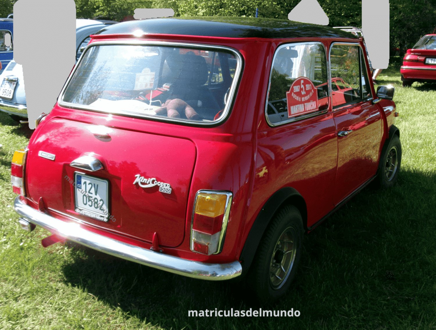 Innocenti Mini Cooper rojo histórico en una concentración de la República Checa