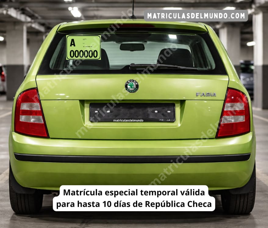 Matrícula temporal de papel de República Checa colocada en un Skoda Fabia verde