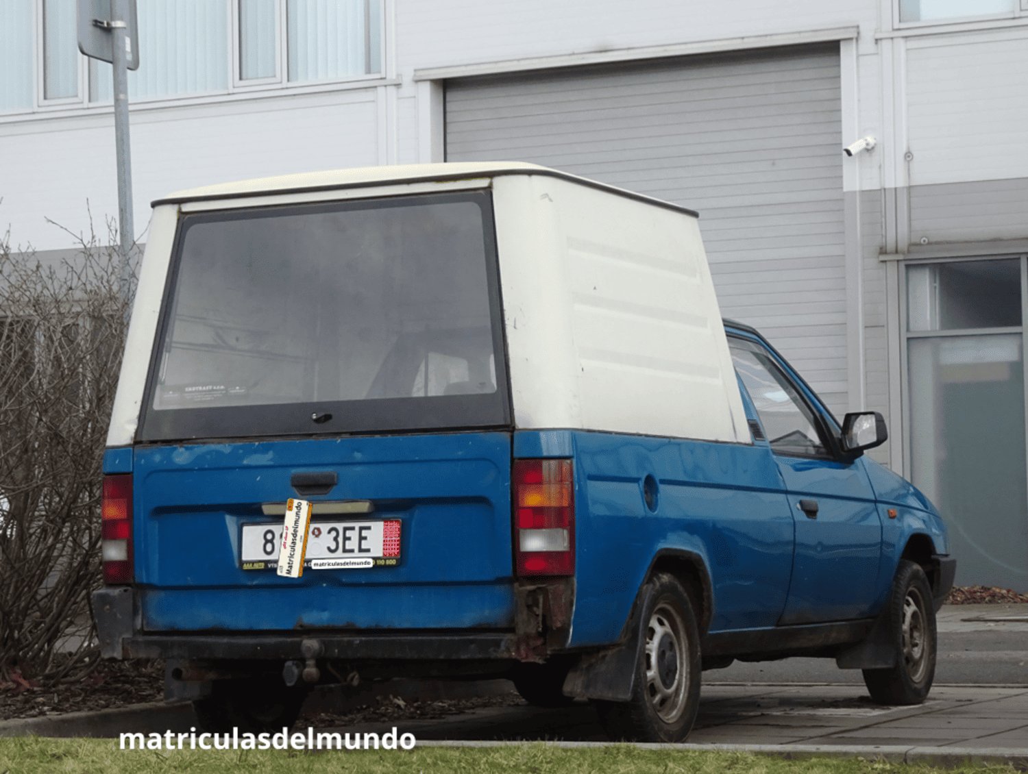 Skoda Felicia Pick Up de color azul con tapa blanca y matrícula de exportación
