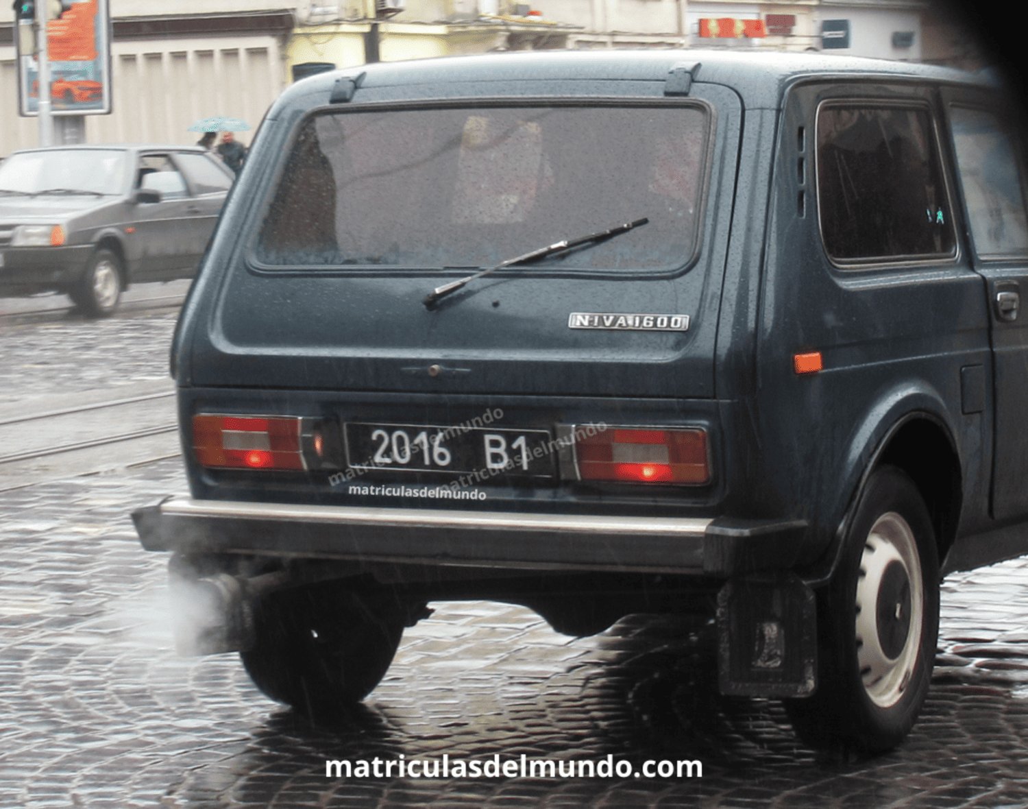 Ejemplo de matrícula militar de Ucrania en un todoterreno Lada