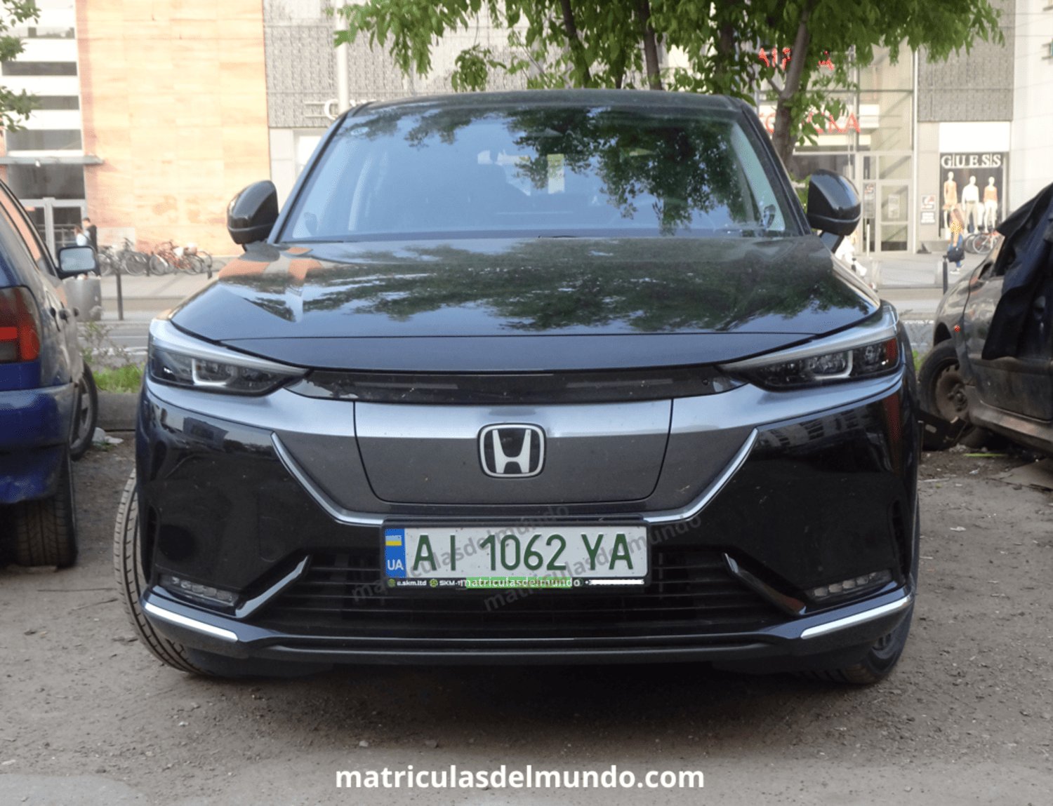Ejemplo de matrícula de vehículo eléctrico de Ucrania en un Honda negro
