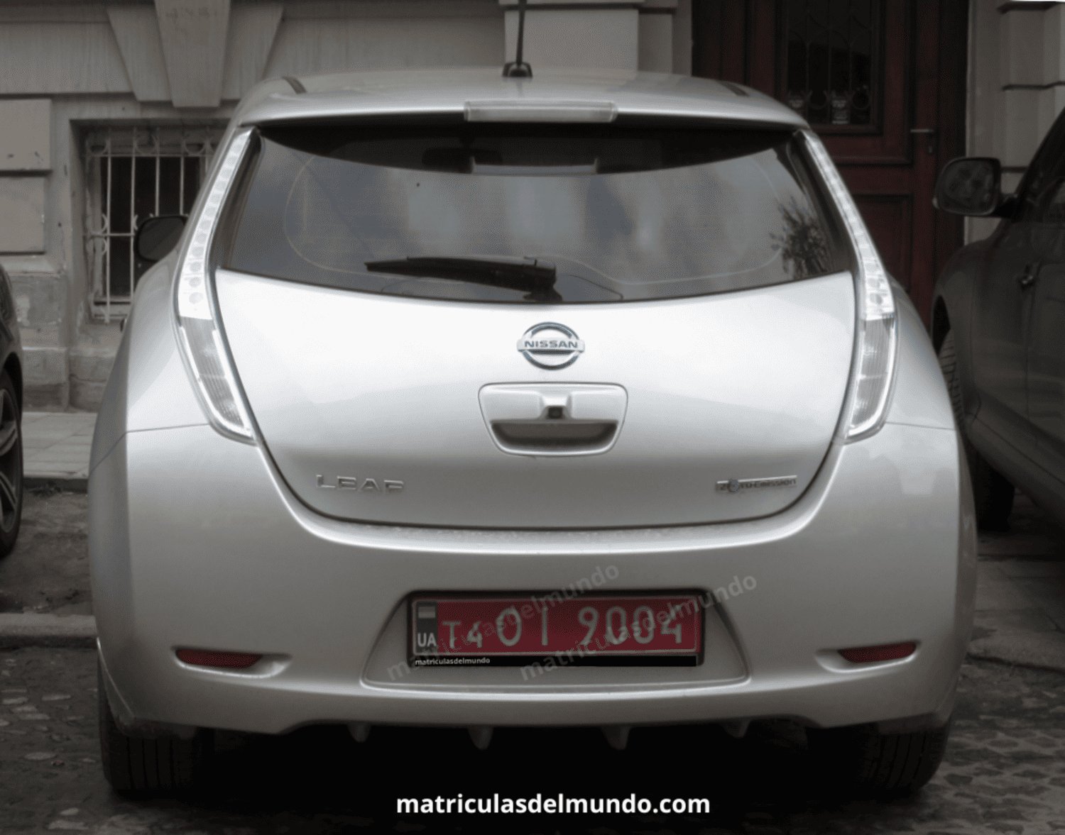 Ejemplo de matrícula temporal de concesionario de color rojo de Ucrania con letras UA