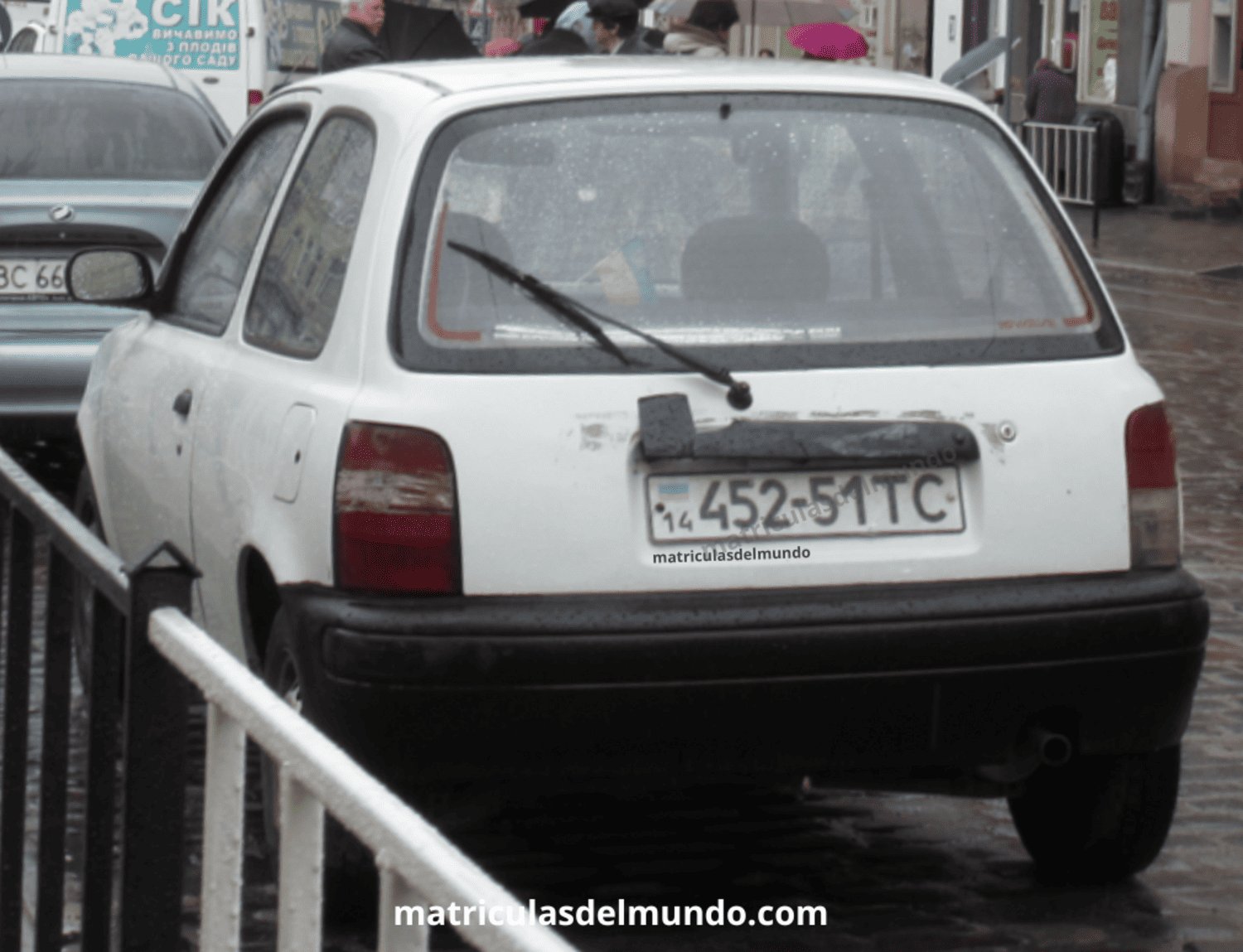Ejemplo de antigua matrícula de Ucrania en un Nissan Micra