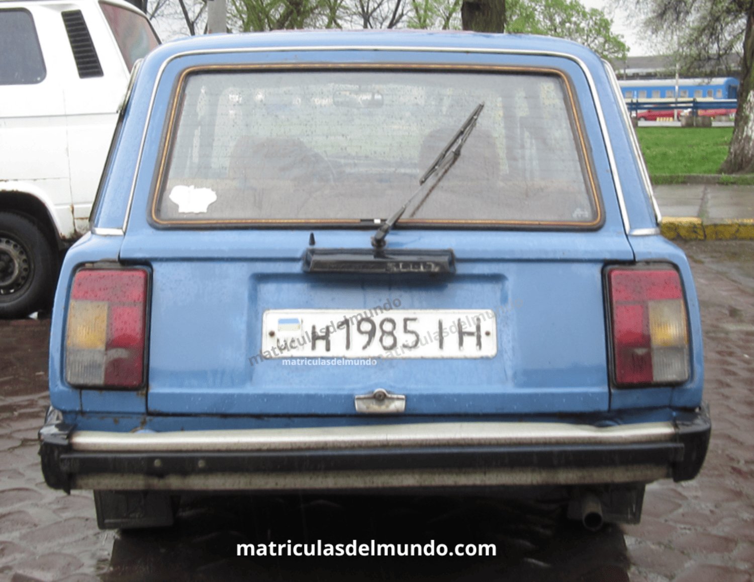 Ejemplo de matrícula antigua de Ucrania en un Lada ranchera