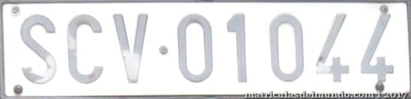 Matrícula oficial de coche de la Ciudad del Vaticano con letras SCV en negro